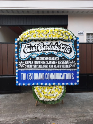 Papan Bunga Duka di Jurang